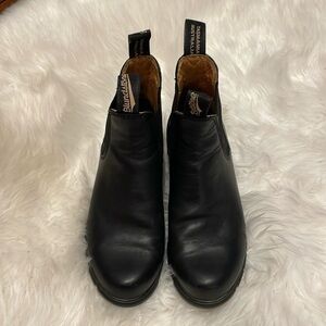 Women’s size 6, black blundstone boots